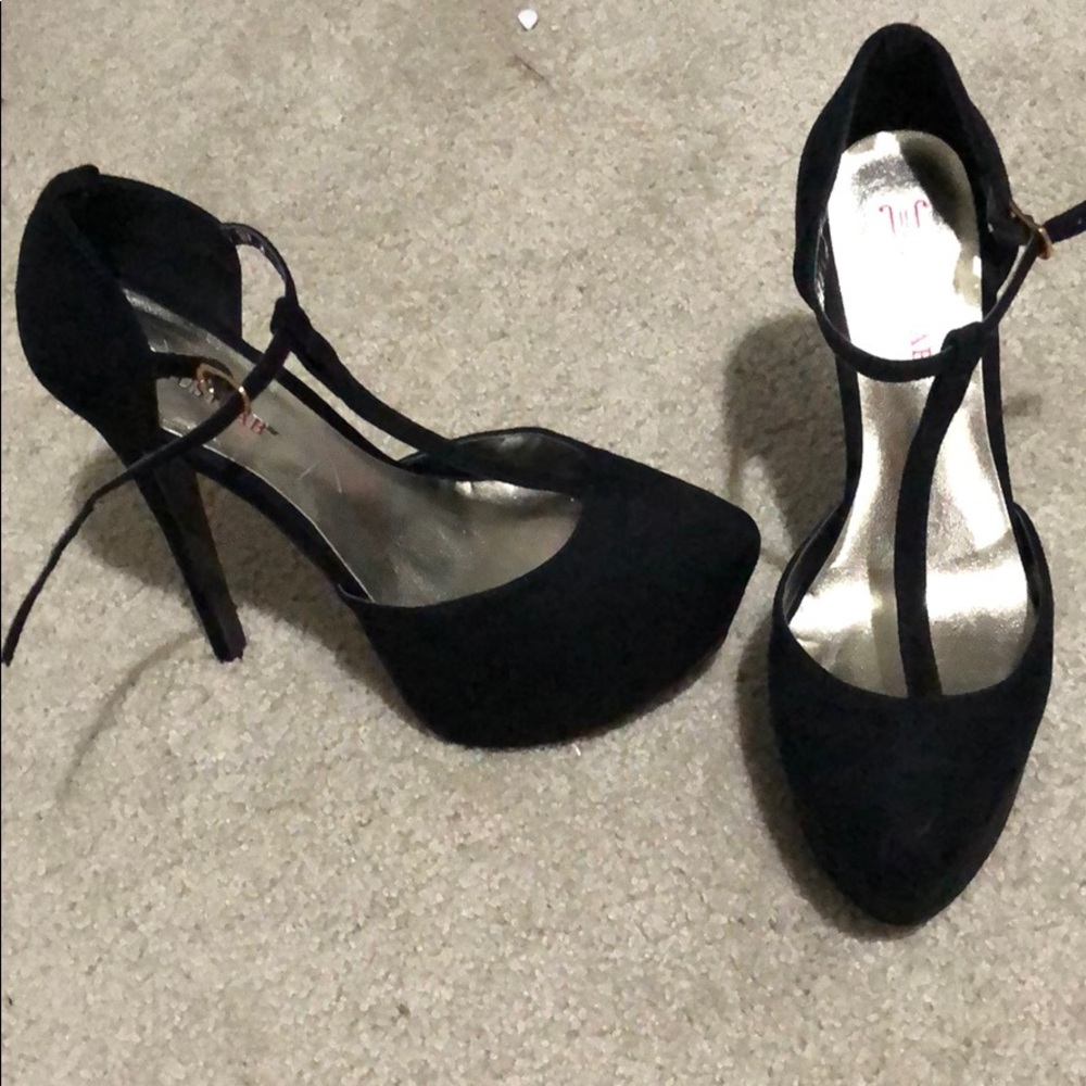 Shoes - Picture 2 of 5